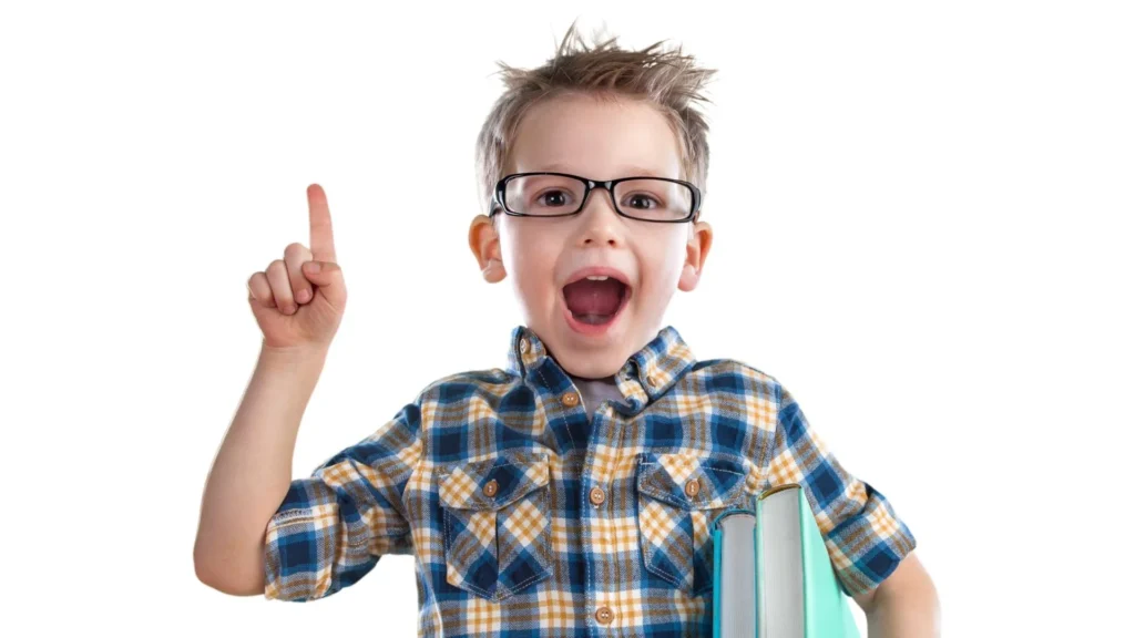 Kind mit kariertem Hemd hebt einen Finger und hält mehrere Bücher unter dem Arm